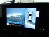 【全周囲モニター】車を上空から見下ろしたような映像をカーナビ画面に映し出し、車庫入れや縦列駐車をサポートしてくれます。