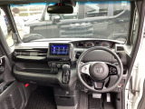 パーキングブレーキはフット式なので運転席と助手席の間はすっきり、移動も楽々です。さっと手が届く位置にATセレクトレバーやエアコンスイッチなどがあり操作性に優れています