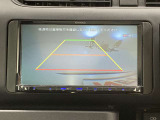 こちらのバックカメラは画面にラインが表示されておりますので、バック時のクルマの進行方向の目安になります。より高いレベルで車庫入れをサポートする、便利な機能ですね。
