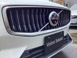フロントカメラはデザインも重視しVOLVOのロゴマークに内蔵されています