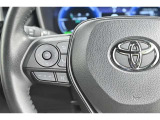 ステアリングスイッチ付き。前方から目を離すことなく操作することが可能です。