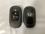 スマートキーを装備しています。鍵を差し込むことなくドアロックの開け閉めと、スタートボタン操作でのエンジンスタートができます。ボタン操作でトランクが開けられる電動テールゲートのボタンもついています。