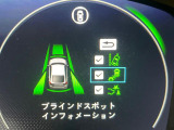 【ブラインドスポットインフォメーション】走行中、ドアミラーの死角になりやすい箇所に後続車が接近するとサイドミラー付近に警告を表示、ドライバーに注意喚起をしてくれます。