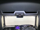 ルームミラー付近の天井にオプション装備のルーフコンソールがついています。ティシュや伝票など、よく使うアイテムをスマートの収納できます。