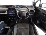 革巻き(合皮製)ステアリングで快適な操作性の運転席です。