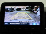 バックカメラの画像です。ガイドラインがスムースな車庫入れをサポートいたします。車庫入れの安心感がアップしますね。