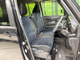 運転席まわりには十分なスペースがあり、大柄な方でもゆったり運転していただける環境です。
