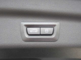 電動リアゲート装備です。バンパー下でのキックスイッチも装備されております。