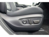 運転席にはパワーシートが付いております。パワーシートは指先1つで操作出来るためチカラの弱い女性の方でもシートに座ったまま操作出来ます♪