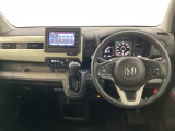 車内は光触媒抗菌消臭施工済です。インパネ周りはスタイリッシュなデザインです。グローブボックスやカップホルダーのほかにトレーなどたくさんの収納スペースが付いています。