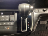 CVT車のセレクトレバーです。低速から高速まで、変速ショックのないスムーズな走りを実現するとともに、エンジン効率のよい領域を維持することで燃費にも貢献します。