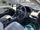 高いホールド性で運転姿勢が安定します。長距離ドライブでも疲れにくいのが魅力です。快適なドライビングライフをお送りください♪