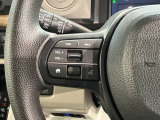 ステアリングにオーディオ操作スイッチが付いています。オーディオ画面に直接タッチしなくても操作が出来ますので、運転に集中できます。