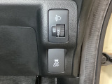 ハンドルの右側にはヘットライトリベライザーとVSA(ABS+TCS+横滑り抑制)の解除スイッチがついています。ヘッドライトリベライザーは道路状況や積荷の加重に応じてライトの高さを調節できます。