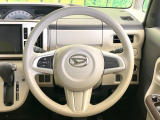 インテリアに合わせたデザインのステアリングは、運転される方のことも考え、運転しやすい形状、大きさです。是非一度、実際に触ってお確かめください。