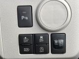 【スマートアシスト】走行中に前方の車両等を認識し、衝突しそうな時は警報とブレーキで衝突回避と被害軽減をアシスト。より安全にドライブをお楽しみいただけます。