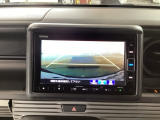 【バックカメラ】運転が苦手な方も車庫入れラクラクです!ギアをリバースに入れれば自動的に切り換わりますので、面倒な操作は不要です♪狭い駐車場もお車を傷つけず安心ですね!