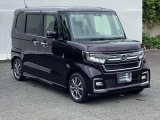 狭い駐車場でも、スライドドアならチャイルドシートへのお子さまの乗降や荷物の積載もスムーズ。とても便利な【助手席側。電動スライドドア】ドアハンドを少し引くだけでリアドアが自動開閉します。