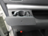 カップホルダーは運転席や助手席からちょうど手の届く位置です!!