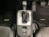 「e:HEV」は、モーター走行を中心にしながら電気エネルギーやエンジン動力を最も効率よく使い分けることができる賢いハイブリッドシステムです。サイドブレーキはスイッチ操作の電子制御パーキングブレーキです
