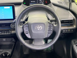 インテリアに合わせたデザインのステアリングは、運転される方のことも考え、運転しやすい形状、大きさです。是非一度、実際に触ってお確かめください。