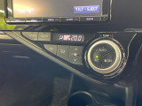 【オートエアコン】一度お好みの温度に設定すれば、車内の温度を検知し風量や温度を自動で調整。暑い&hellip;寒い&hellip;と何度もスイッチ操作をする必要はありません。快適な車内空間には必須の機能ですね♪