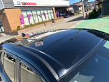 目立つキズ凹み等はありませんが、中古車という商品の特性ルーフには子キズや塗装しみがあります