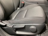運転席にはドライバーの体型や好みに応じて前後方向だけでなく、高さの調整ができるシートリフターを装備!