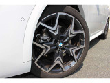 BMWのほぼすべてのモデルに『ランフラット・タイヤ』を標準装備しています。もしもパンクした場合でも、そのまま時速80kmまでで航続距離80km走行可能です。立ち往生する事無く、事故も未然に防ぎます。