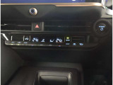 お車のキーはスマートキーです。キーを身につけた状態で車に近づき、ドアロックの解錠や施錠操作が出来ます。雨の日など両手がふさがっている時など、とっても便利ですね。