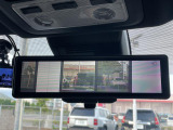 【 デジタルインナーミラー 】車両後方カメラの映像をミラーに映すことが出来ます! そのため、後席に人や荷物があって後方が見えづらい場合でもしっかり視界を確保することが出来ます!//
