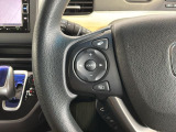 ステアリングにオーディオ操作スイッチが付いています。オーディオ画面に直接タッチしなくても操作が出来ますので、運転に集中できます。