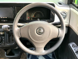 インテリアに合わせたデザインのステアリングは、運転される方のことも考え、運転しやすい形状、大きさです。是非一度、実際に触ってお確かめください。