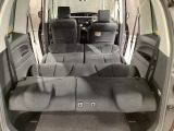 背もたれを倒してフラットにすれば車内で仮眠もできちゃいますよ♪