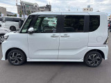 乗り降りのイメージが湧く左側面。ドア面の通りやスライド有無、小キズの出やすい部分も確認◎。