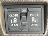 【両側パワースライドドア】スマートキーや運転席のスイッチで後席両側スライドドアの開閉が可能♪電動だから力を入れてドアを開ける必要が無く、小さなお子様でも簡単に開け閉めでき快適です♪