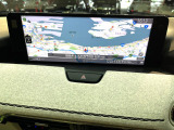 【12.3インチマツダコネクト】車内の雰囲気にマッチした大型ディスプレイ。スマホ接続でのナビ使用やBluetooth再生等、様々な機能が楽しめます。直感的なダイヤル操作が可能で、使い勝手も良好です。