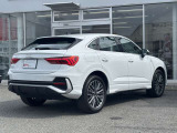 Audiのリヤディフューザーは、車両の後方での空気の流れを整え、乱流を減少させることで、走行安定性を向上させます。またスポーティで洗練された外観を提供し、全体のスタイルに一体感を持たせます。