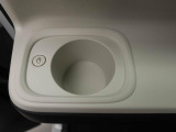 カップホルダーは運転席や助手席からちょうど手の届く位置です!!