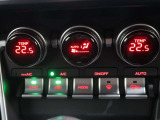 左右独立温度コントロールフルオートエアコンです。運転席、助手席それぞれで独立して温度設定ができます。冷え性の方が乗っても安心ですね♪