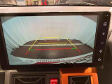 【バックカメラ】 駐車時に車両後方の様子を見ることができるので、運転の不安を軽くします。