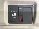 【パワースライドドア】スマートキーや運転席のスイッチでスライドドアの開閉が可能♪電動だから力を入れてドアを開ける必要が無く、小さいお子様でも、重い荷物を持っている時もラクに開け閉めできます♪