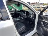 【運転席】座り心地が良いシートなので長時間の運転でも快適にお過ごしいただけます。新品のフロアマットのご注文も可能です。掲載箇所以外にご希望の写真がございましたらお気軽にお問い合わせ下さい。