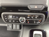 運転席/助手席シートヒーターで寒い日もすぐに温かくなり快適に過ごせます。2段階の温度調整が可能です