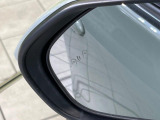 【ブラインドスポットモニター】走行中、ドアミラーの死角になりやすい箇所に後続車が接近するとサイドミラーのレンズに警告を表示!ドライバーに注意喚起をしてくれます。