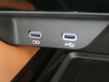 USB入力端子も運転席や後部座席にもあります!!