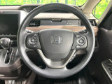 インテリアに合わせたデザインのステアリングは、運転される方のことも考え、運転しやすい形状、大きさです。是非一度、実際に触ってお確かめください。