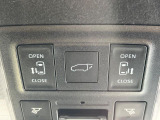 【パワーバックドア】スマートキーや運転席のボタンを押すだけでリアゲートが自動で開閉します!荷物を持っている時や、高い位置にあるバックドアを閉める際に便利な機能です♪