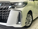 【LEDヘッドライト】悪天候や夜間走行時も良好な視界を確保し安心して運転できる高輝度LEDヘッドライトを装備!点灯速度が早く、消費電力も抑えられています。