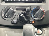 【マニュアルエアコン】ダイヤルをまわして簡単に温度調整が可能!車内も快適♪